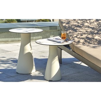 LILLE UDENDRS RUNDT BORD / HPL LAMINAT & STEN OVERFLADE