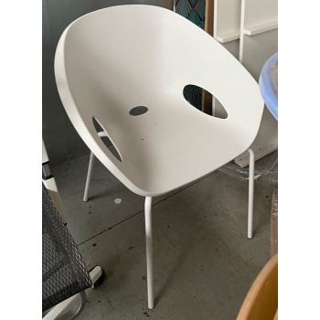 HVID STOL MED HVID LAKERET STEL. Nu kr. 200. Normal kr. 1.200.-