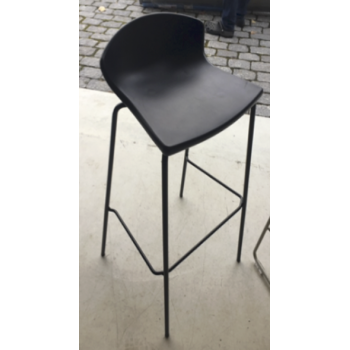 Barstol formstbt plast med fodsttte og lavryg nu kr. 100.- fr kr. 899.-