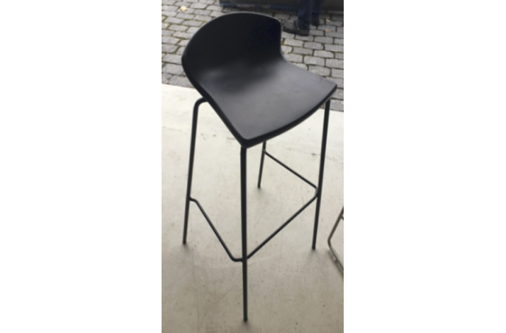 Barstol formstbt plast med fodsttte og lavryg nu kr. 100.- fr kr. 899.-