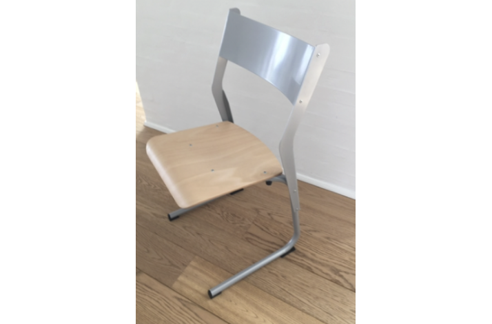 Stol med b�ges�de,gr�t stel, demostol kr. 150.- 