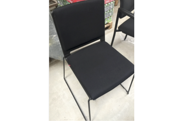 Stol demo med sort polster p� s�de, sorte ben nu kr. 200.- 