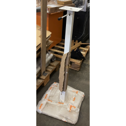 H�VE S�NKE BORD MED FIRKANTET FOD OG GAS LIFT. Nu kr. 200. Normal kr. 1.990.-