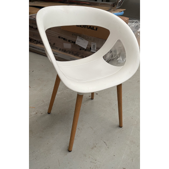 MOEMA STOL - HVID MED TR�BEN. Nu kun kr. 300.- normal kr. 1.445.-