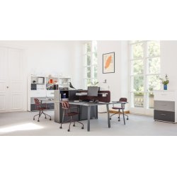 OGI_A SKRIVEBORD MED SKR� BEN