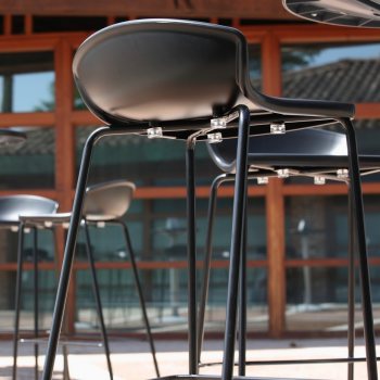 BARSTOLE MED FORMSTØBT SÆDE